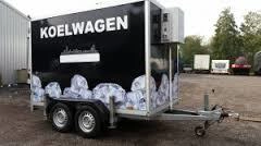 Zwarte koelwagen op wielen