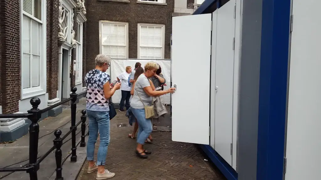 Vrouwen die naar het toilet gaan buiten